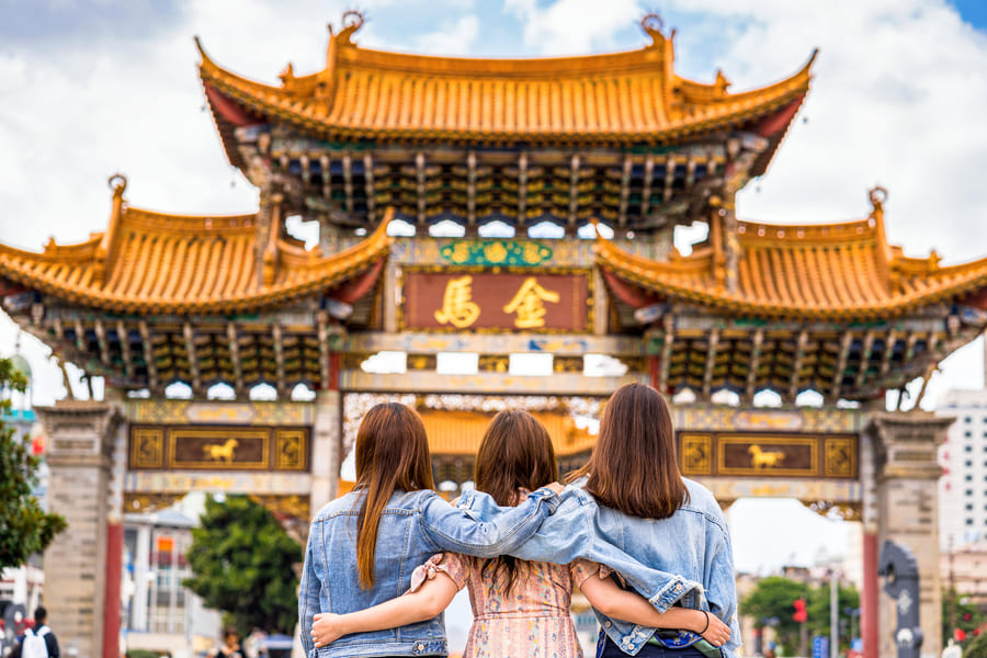 Visita del templo en China en una imagen que muestra a la familia