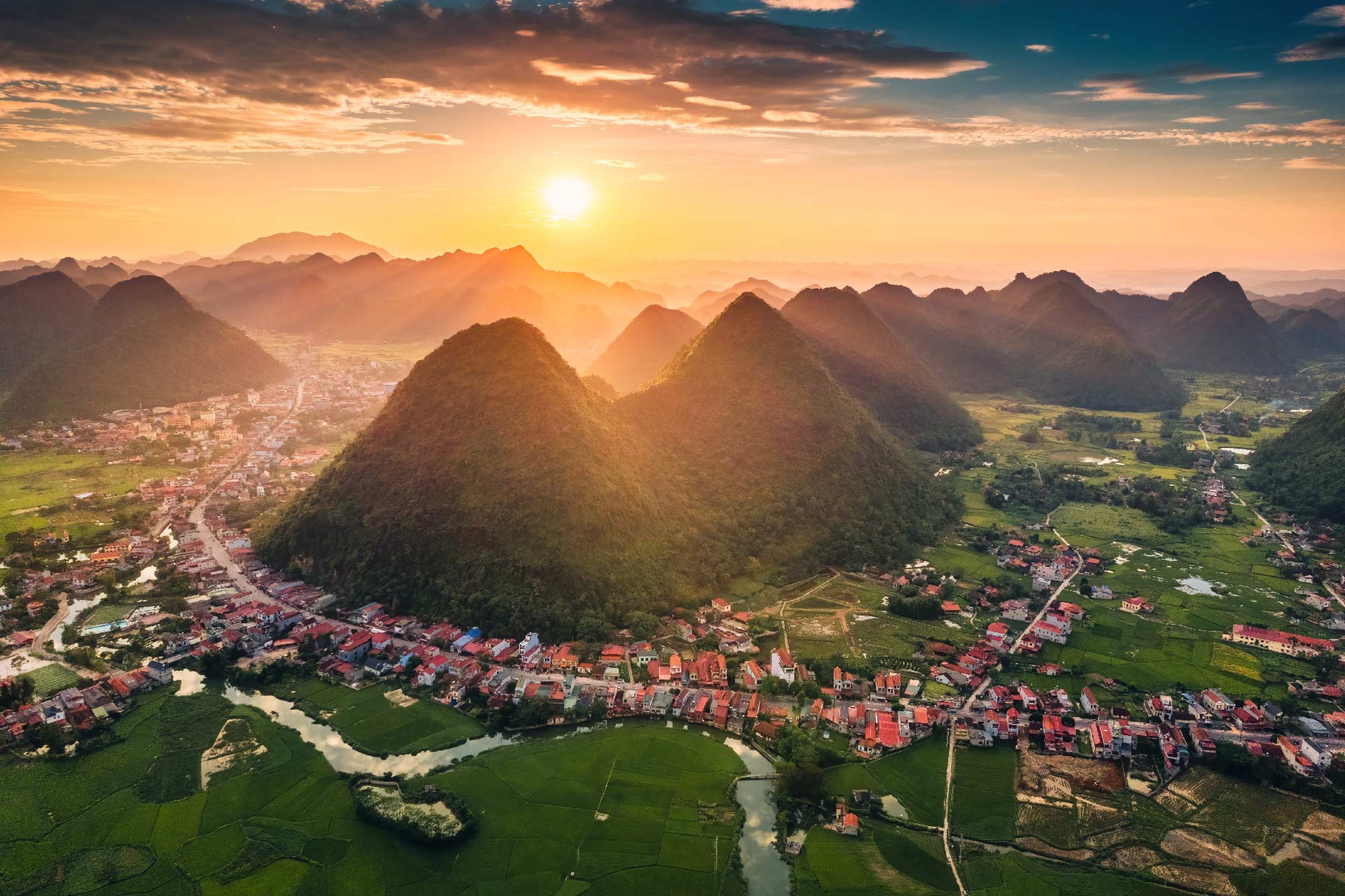 Atardecer detrás de las montañas en Yangsho China