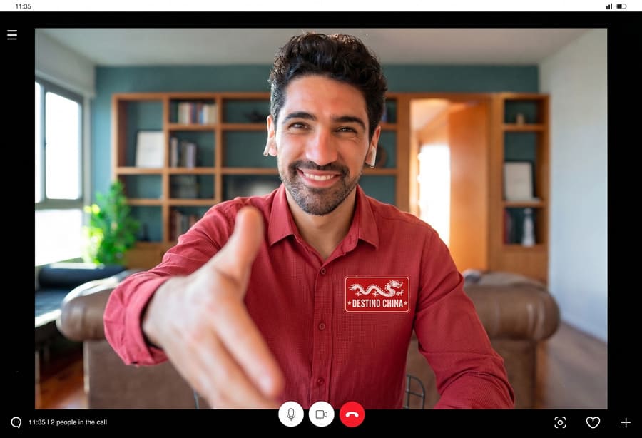 foto de un asesor de viajes de destino china, que tiene una video conferencia por zoom con el cliente