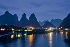 vista de Yangshuo de noche en China