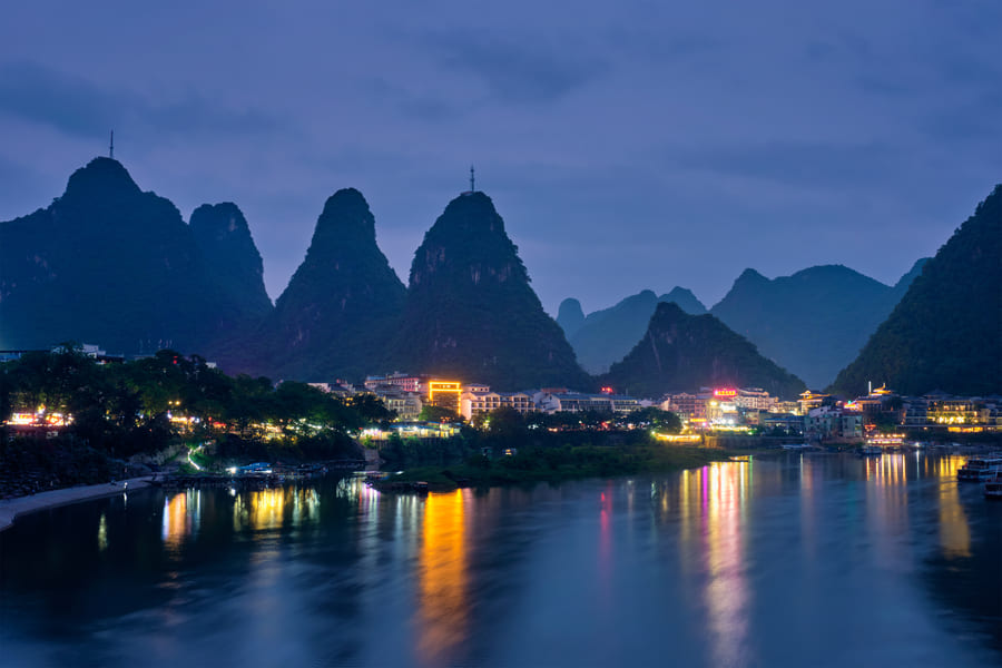 vista de Yangshuo de noche en China