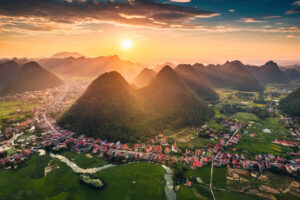 Atardecer detrás de las montañas en Yangsho China