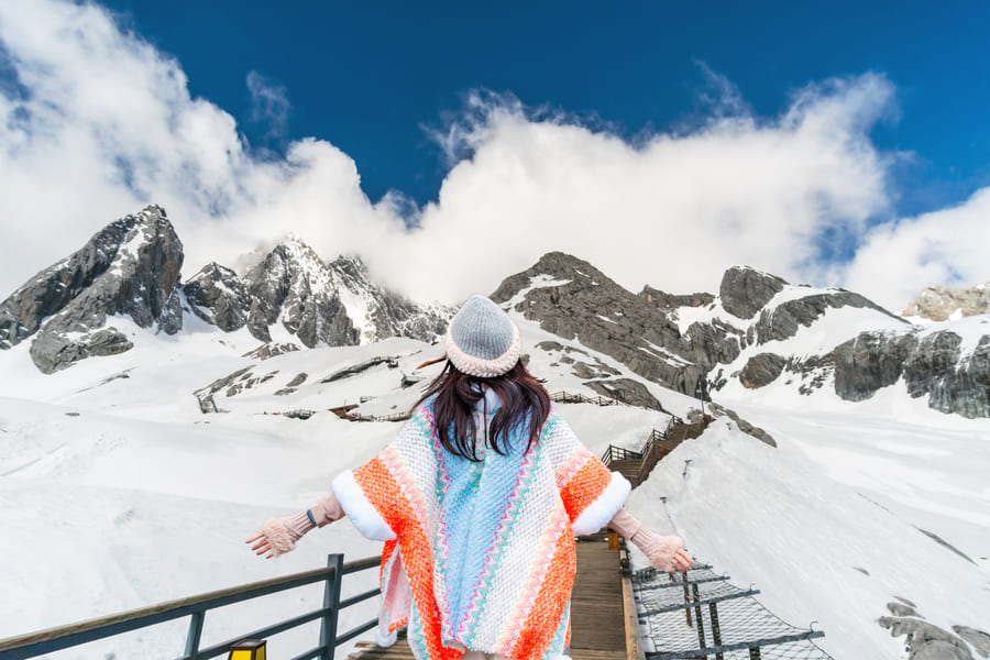 Fotografía de una caminata en las montañas nevadas en Yulongshang China