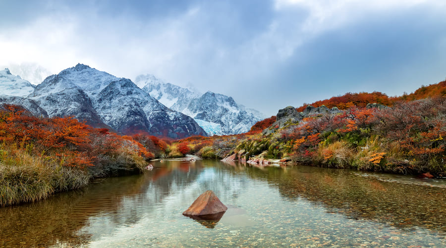 Paisaje de montañas y lago en Yunnan China