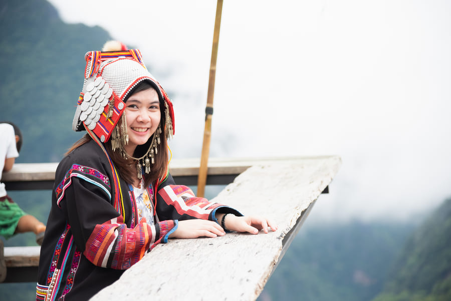 Mujer con vestimenta típica de Yunnan China